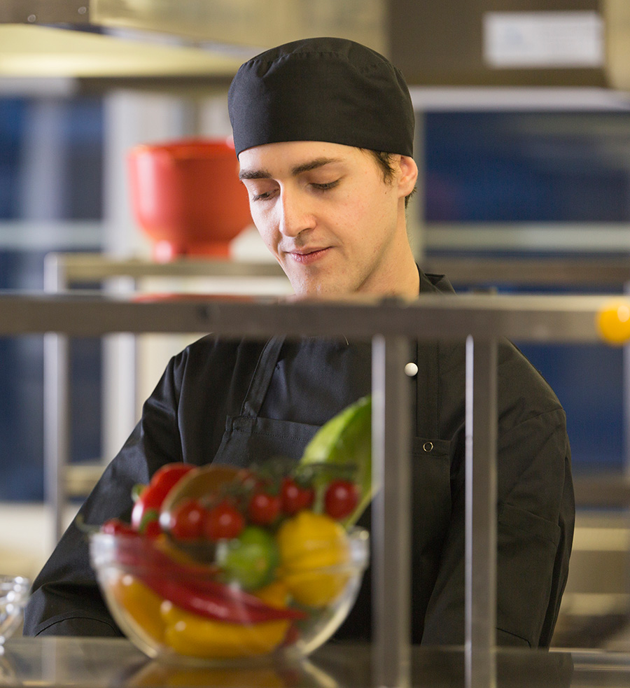 agent-de-catering-photo-personnage-1.jpg AGENT DE CATERING AÉROPORTUAIRE (préparateur de plateaux repas) – Image 1